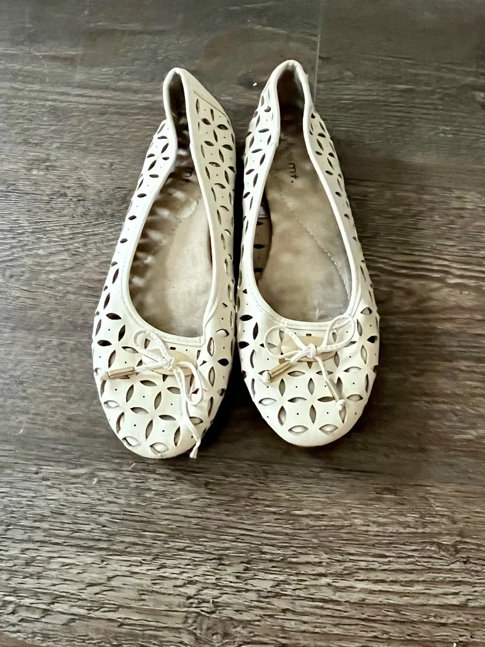 WHIT Cream Laser-Cut Bow Detail Ballet Flats